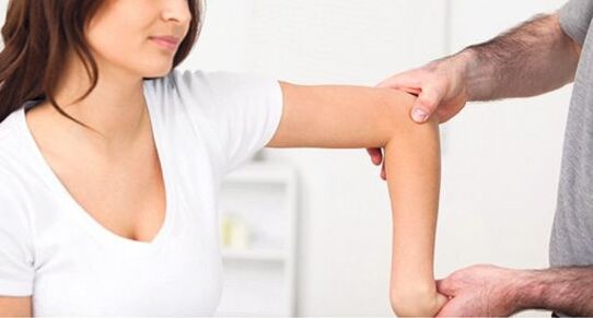 exame por um médico para dores nas articulações dos braços e pernas